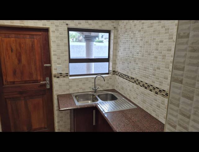 5 BEDROOM HOUSE FOR SALE IN HELDERWYK